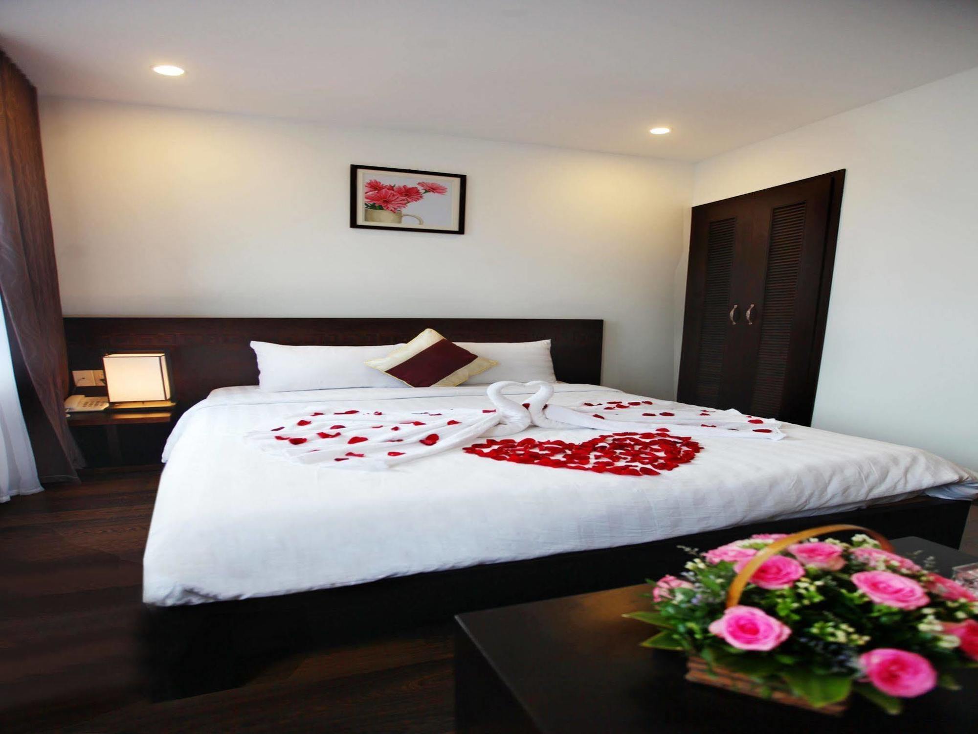 Emily Hotel & Apartment Дананг Экстерьер фото