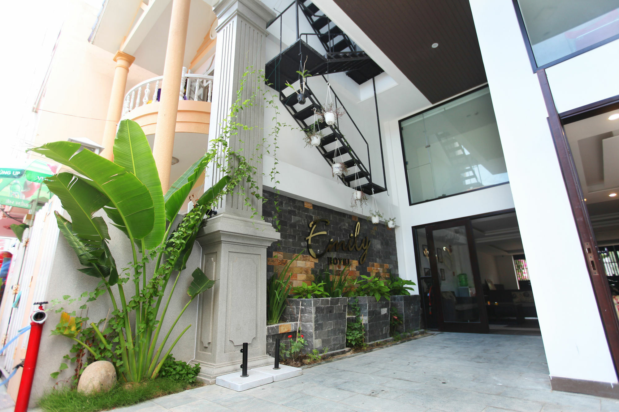Emily Hotel & Apartment Дананг Экстерьер фото